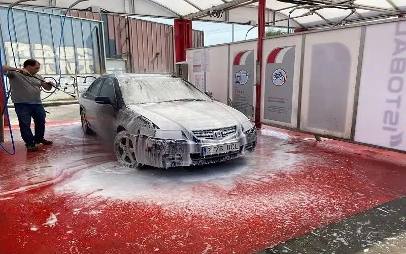 کارواش آبشار همدان با تجربهای چندساله