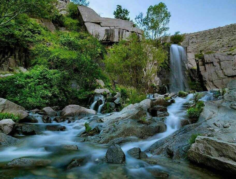 بهار در آبشار گنج‌نامه؛ تجربه‌ای ناب از طبیعت همدان +بهترین زمان سفر به همدان