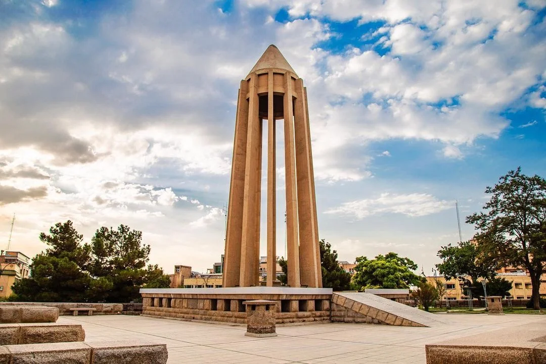 آرامگاه ابوعلی سینا  یکی از شاخص‌ترین آثار معماری معاصر ایران