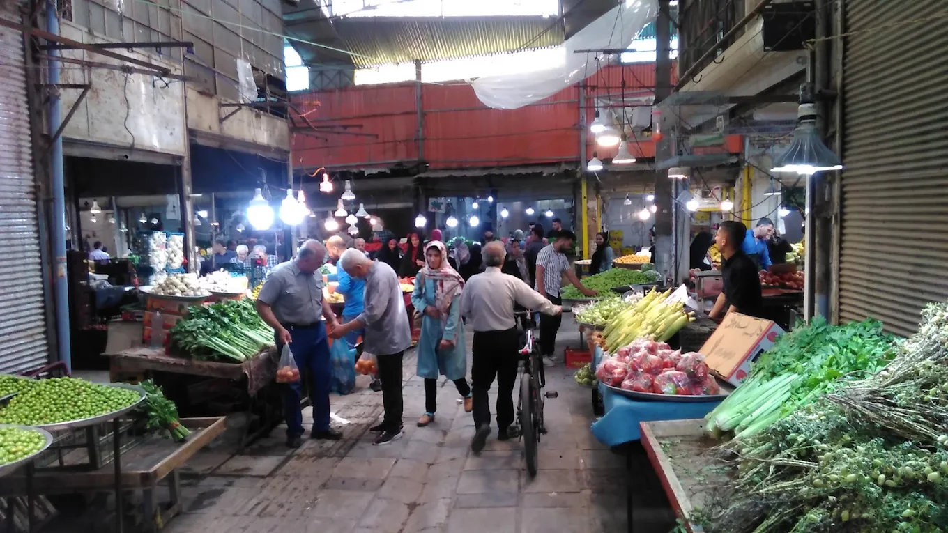 بازار سنتی سبزه‌میدان همدان، یکی از قدیمی‌ترین و پررونق‌ترین بازارها