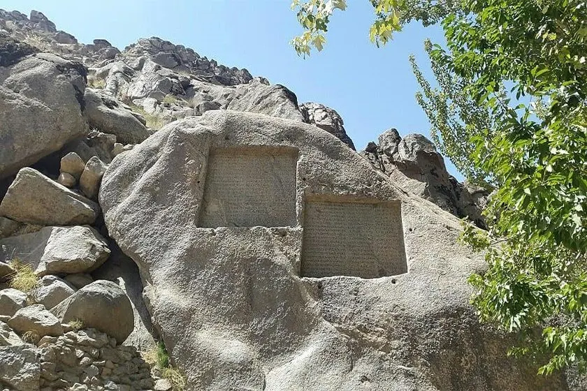 کتیبه‌های گنجنامه یکی از ارزشمندترین آثار باستانی همدان