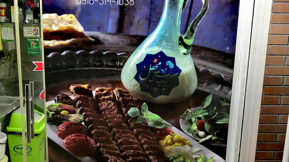 بهشت کباب همدان با کیفیت عالی و قیمت مناسب هستید، بهترین کبابی همدان یعنی بهشت کباب گزینهای بینظیر برای شماست