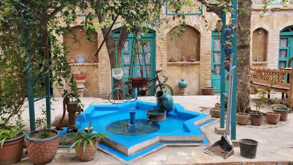 اقامتگاه بومگردی خانه شرفخانی همدان