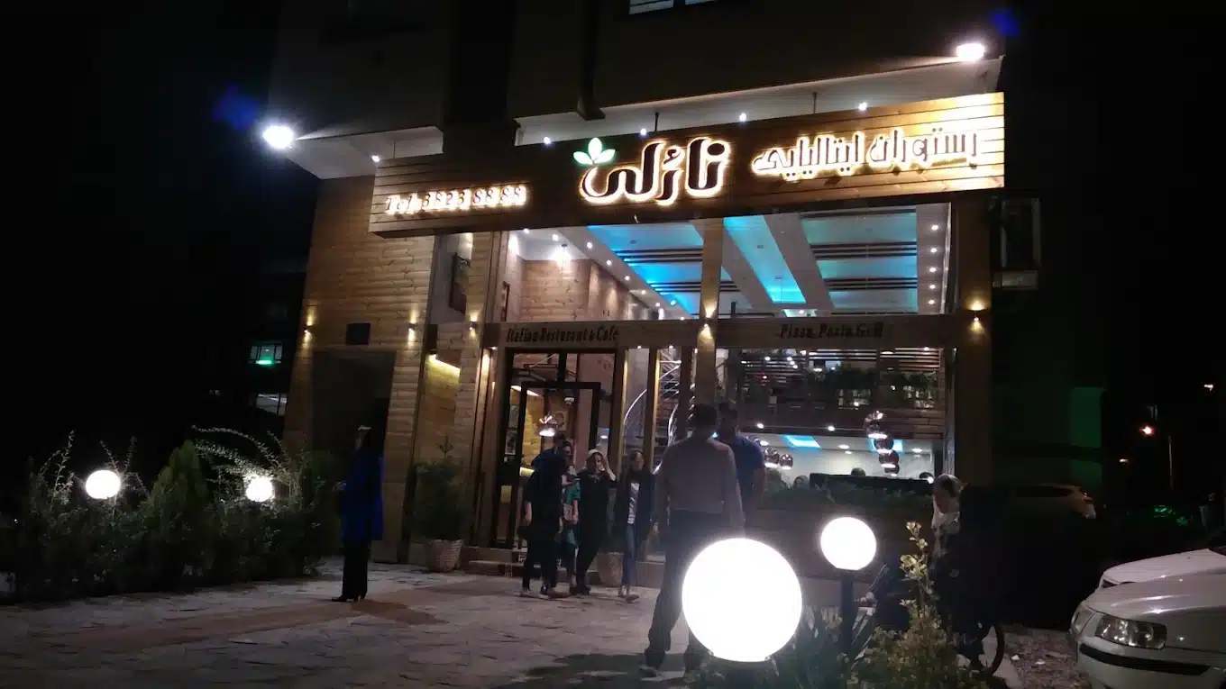 نمای کلی کافه رستوران نارولی همدان