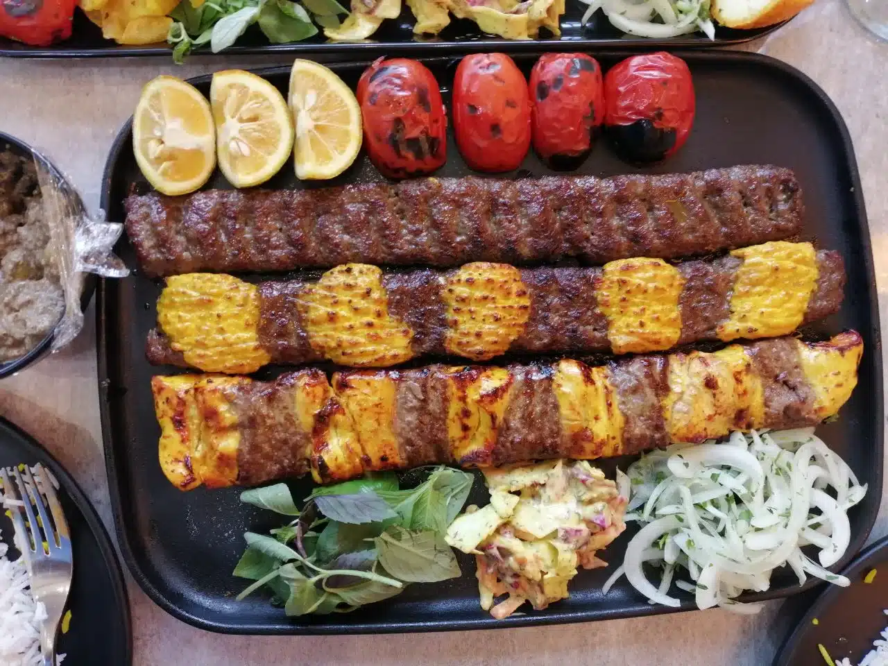 غذای ایرانی در رستوران کارن همدان