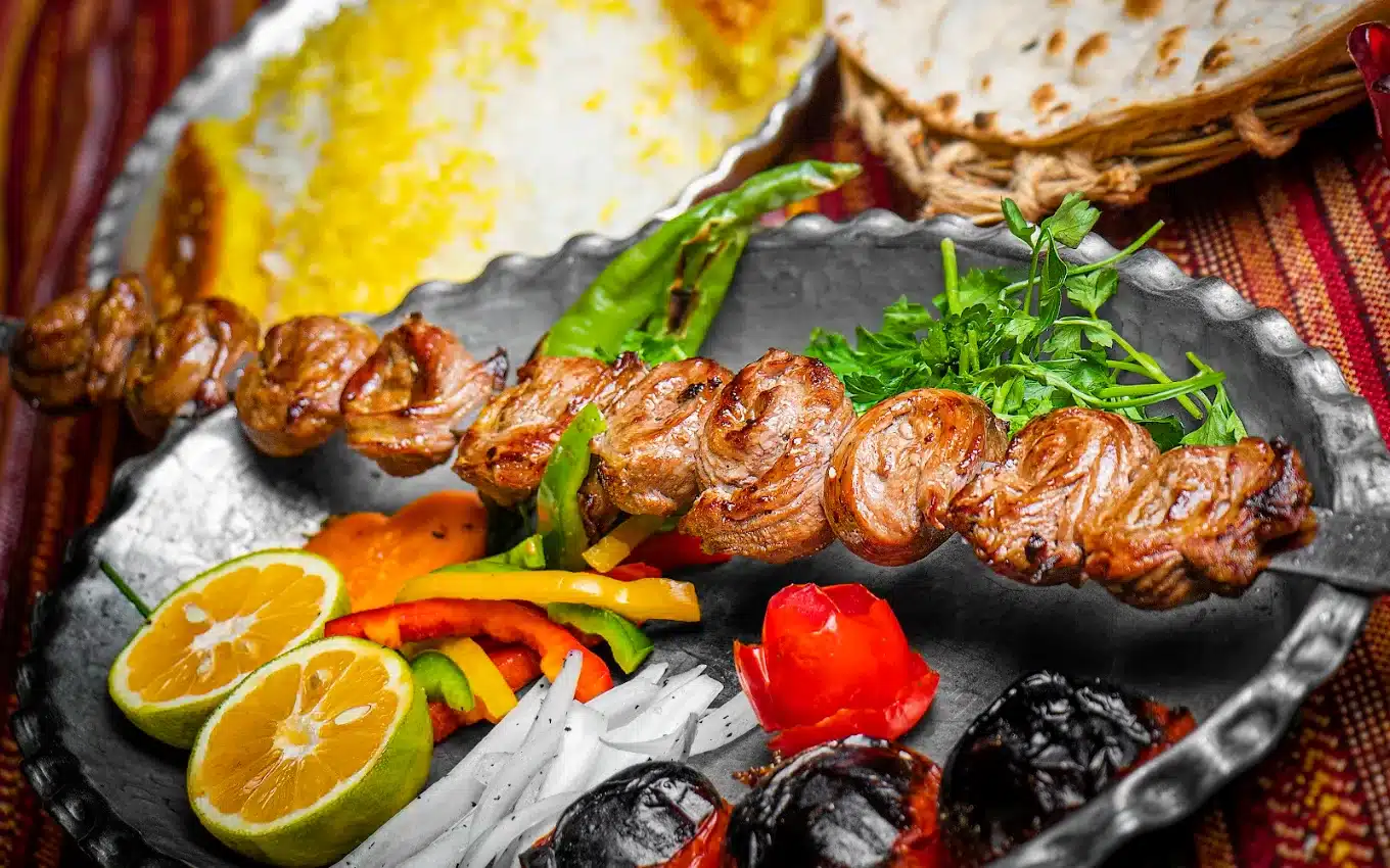 غذای ایرانی و کباب در رستوران شاندیز حاجی همدان
