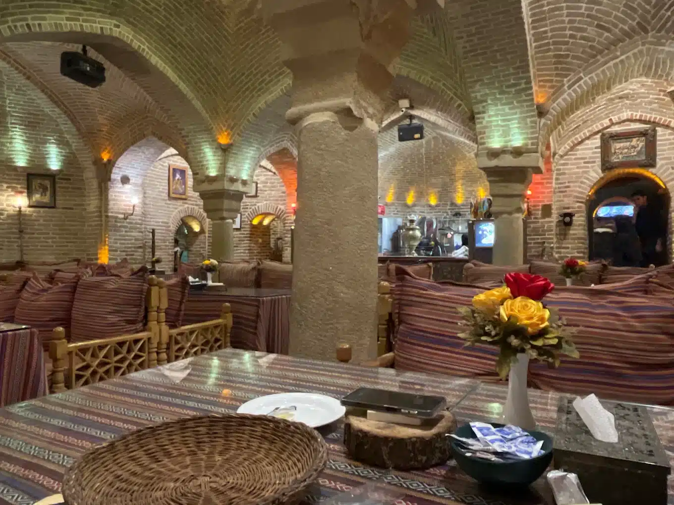 نمای کلی رستوران شاندیز حاجی همدان در بنای تاریخی حمام حاجی